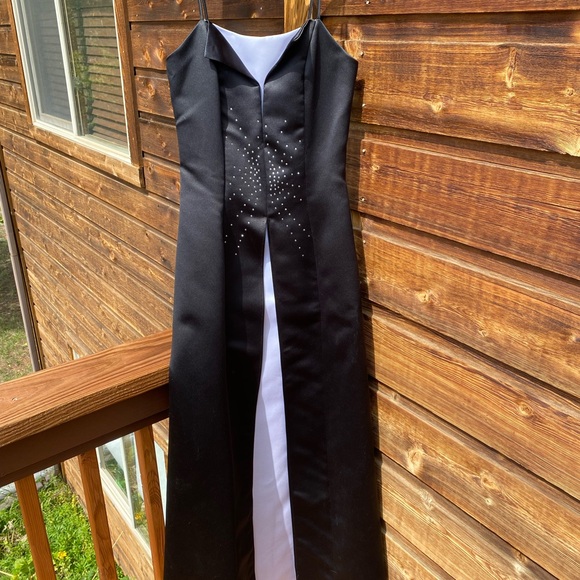 Brand new prom dress. Never been worn. Still with the purchase tag - Picture 1 of 3